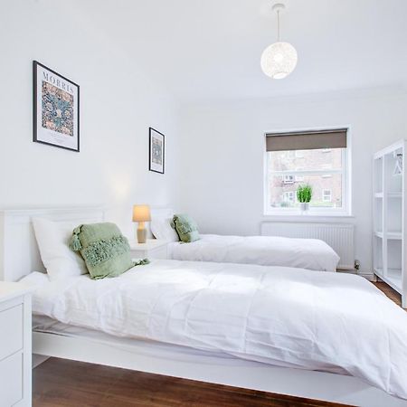 Stylish Two Bedroom Apartment With Free Parking! Romford Exteriör bild