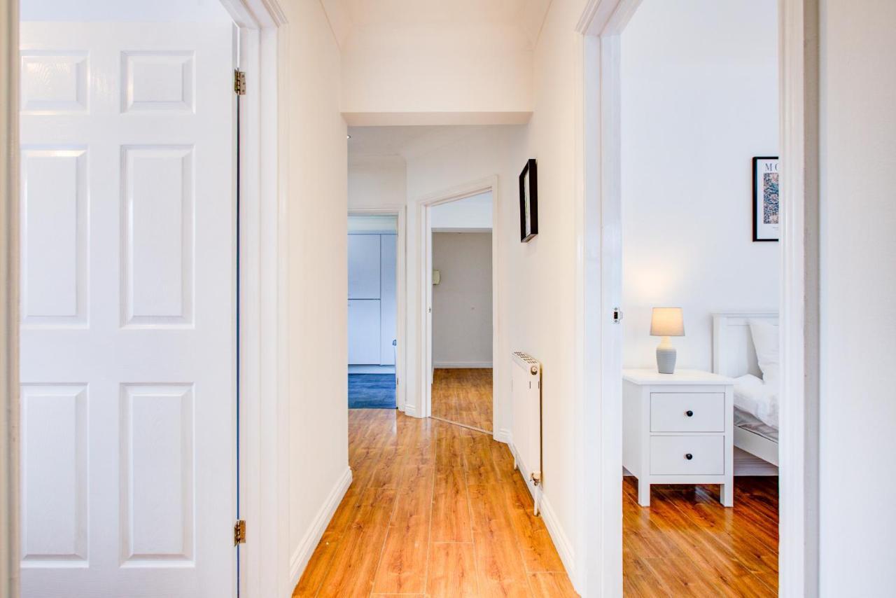 Stylish Two Bedroom Apartment With Free Parking! Romford Exteriör bild