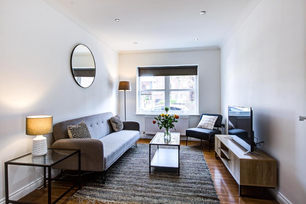 Stylish Two Bedroom Apartment With Free Parking! Romford Exteriör bild