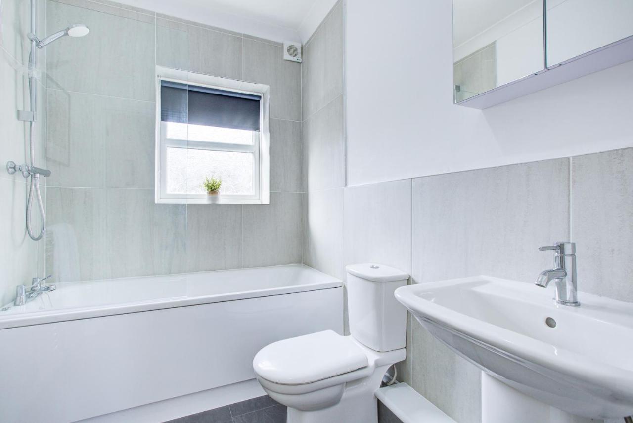 Stylish Two Bedroom Apartment With Free Parking! Romford Exteriör bild