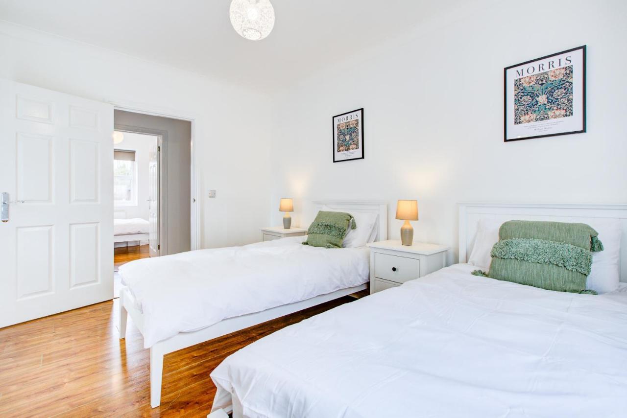 Stylish Two Bedroom Apartment With Free Parking! Romford Exteriör bild