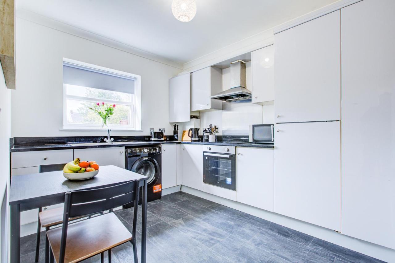 Stylish Two Bedroom Apartment With Free Parking! Romford Exteriör bild