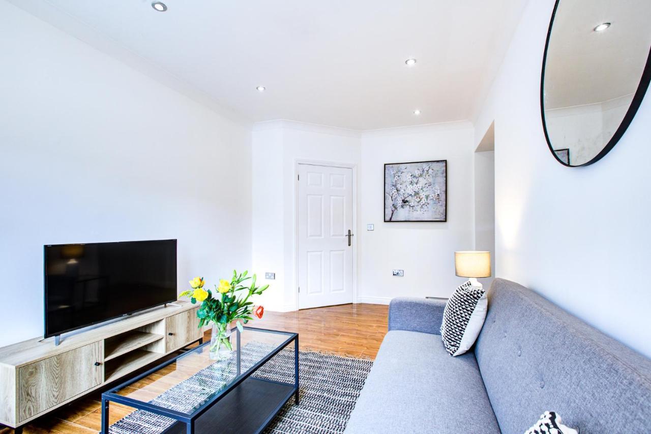 Stylish Two Bedroom Apartment With Free Parking! Romford Exteriör bild